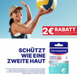 Frau mit Volleyball. Coupon-Bedingungen: Kaufe Produkte im Wert von min. 6€ und erhalte 2€ Rabatt bei Vorlage von Coupon. In teilnehmenden Apotheken. Gültig bis 15.10.2025. SCHÜTZT WIE EINE ZWEITE HAUT. Hansaplast ZWEITE HAUT SCHUTZ GROSS Packshot.