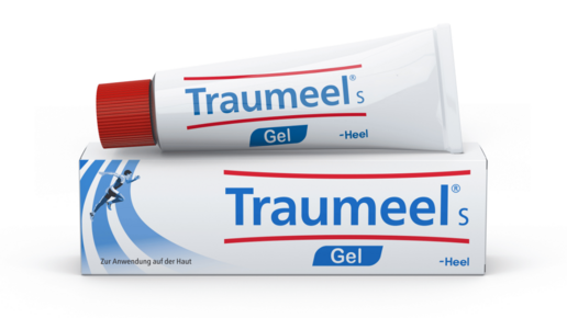 Weiße Tube mit rotem Verschluss, liegend auf der weiß-blauen Faltschachtel. Beide tragen den Schriftzug Traumeel® S Gel und das Heel-Logo. Weißer Hintergrund.