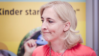 Nina Warken hört zu