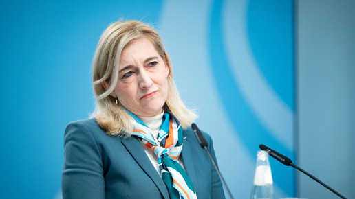 Nina Warken am Podium