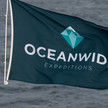 Flagge der Reederei Oceanwide Expeditions an einem Schiff