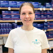Foto: Die PTA-Auszubildende Lilli Bretsch in der Jahreszeiten-Apotheke in Münster