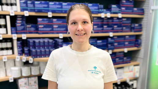 Foto: Die PTA-Auszubildende Lilli Bretsch in der Jahreszeiten-Apotheke in Münster