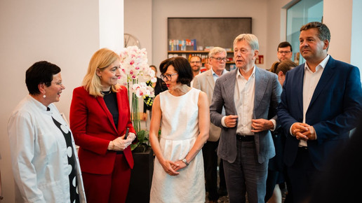 Personen (v.l.): Inhaberin Bärbel Otto, Gesundheitsministerin Nina Warken, Inhaberin Dr. Doreen Kessner, Dr. Karl Gerhold und Ministerpräsident Sven Schulze beim Besuch in der Altstadt Apotheke OHG in Magdeburg.