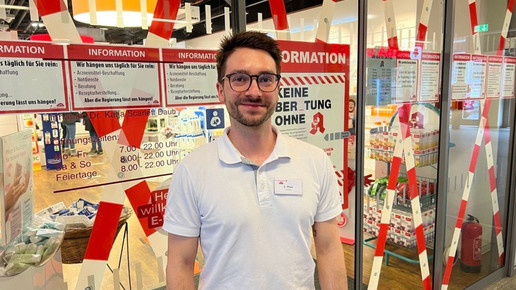 Klappendienst am Bahnhof, Grabstein am HV