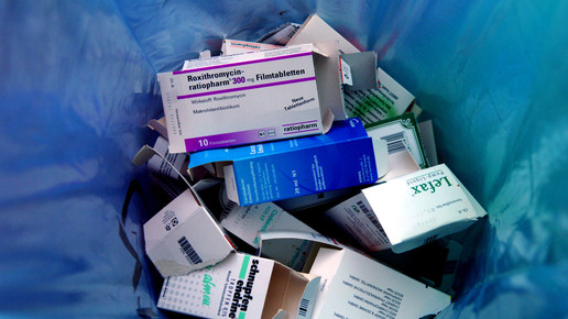 Pappkartons im Müll