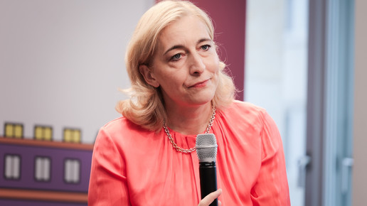 Nina Warken spricht in Mikro