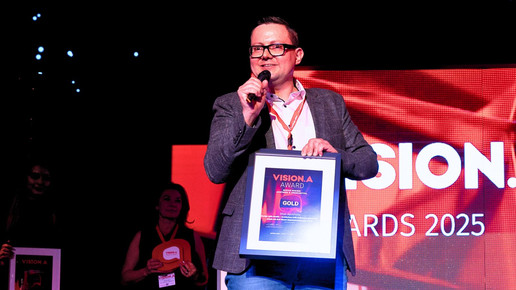 Martin Buck auf der Bühne bei der Verleihung der VISION.A Awards