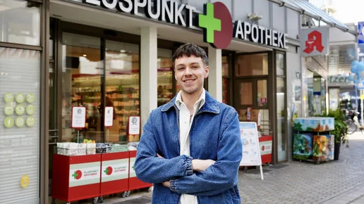 Apotheker Jakob Köhler aus Bielefeld vor seiner Apotheke.