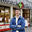 Apotheker Jakob Köhler aus Bielefeld vor seiner Apotheke.