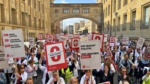 Protestzug in Berlin am BMG