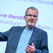 ApoVWG: Geschenk an Pharmaindustrie Jens Baas auf der Bühne