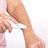 Eine Frau wendet einen Stichheiler auf dem Arm an