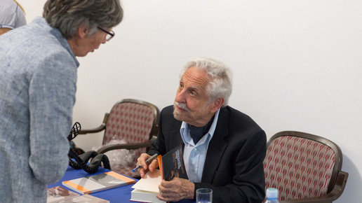 carl-djerassi-buechertisch04 uniinnsbruck