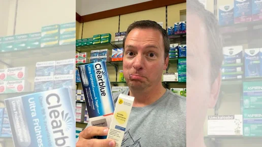 Apotheker Gerrit Nattler zeigt Apotheken-Produkte.