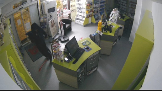 Ein Einbrecher in der St. Georg-Apotheke. Mehr dazu im Artikel.