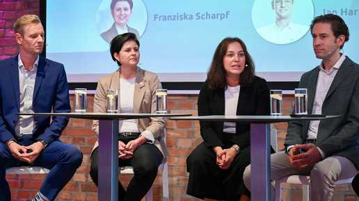 Jan Harbecke, Franziska Scharpf, Dr. Ina Lucas und Dr. Jan-Niklas Francke auf der Bühne