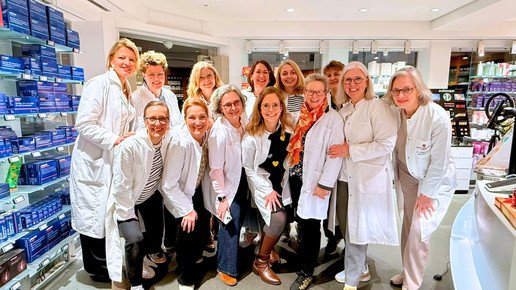 Foto: 13 Apothekerinnen in der Adler-Apotheke in Straelen