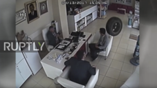 Autoreifen fliegt in Apotheke