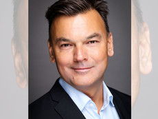 Pharmamanager Marco Künzel lächelt.