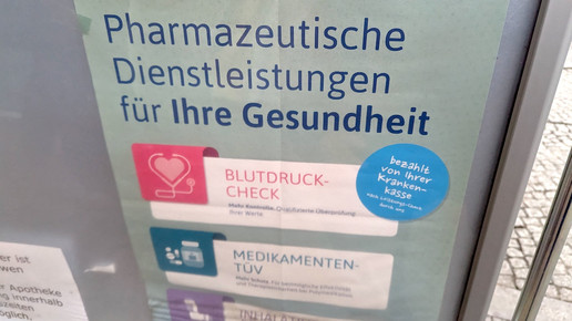 Plakat vor Apotheke mit Werbung für pDL