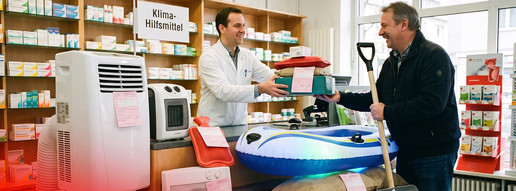KI-erstelltes und übertriebene Darstellung, dass Apotheken künftig Klimageräte, Schneeschippen usw abgeben