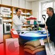 KI-erstelltes und übertriebene Darstellung, dass Apotheken künftig Klimageräte, Schneeschippen usw abgeben