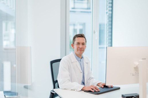 Bild von Dr. Jan-Christoph Loh, Medizinischer Direktor der Wellster Healthtech Group vor einen Computer am Schreibtisch sitzend