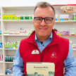 Inhaber: „Abda ist schuld an dieser Misere“ Dr. Thomas Richter in seiner Apotheke, hält ein Fontane-Buch hoch