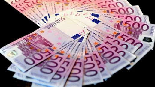 Mann gibt aus Versehen 10.000 Euro in Apotheke ab