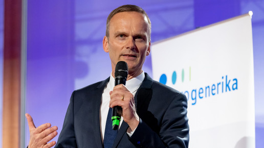Das Foto zeigt Bork Bretthauer, Geschäftsführer von Pro Generika, mit Mikrofon in der Hand. Im Hintergrund steht ein Banner des Verbands.