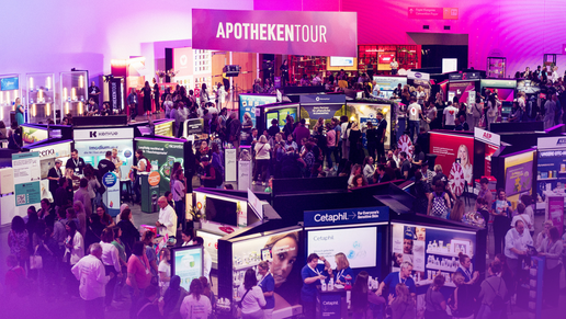 Große Messehalle bei der APOTHEKENTOUR, volle Halle, zahlreiche Produktstände und viele Besucherinnen und Besucher, die sich an den Ständen informieren und austauschen. Dynamische, lebendige Atmosphäre.