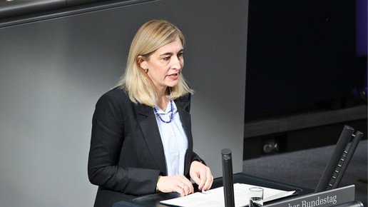 Nina Warken spricht im Bundestag