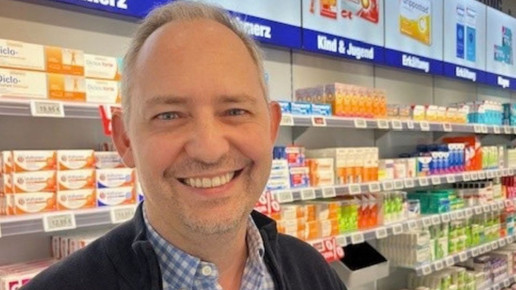 Apotheker Florian Meissl lächelt in seiner Apotheke.