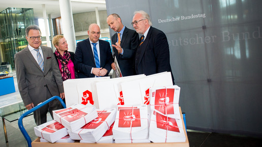 ABDA uebergabeunterschriften05 domma