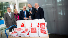 Apothekenlisten im Bundestag übergeben