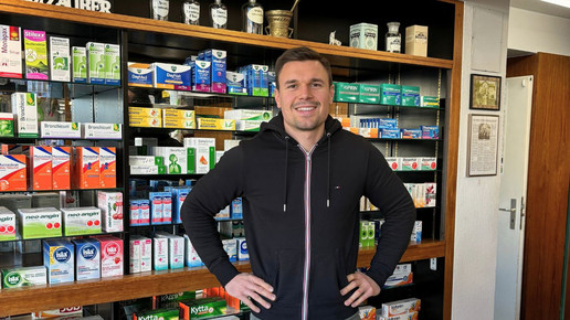 Marc Brauer in seiner übernommenen Einhorn-Apotheke in Sterbfritz, Sinntal