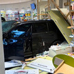 Schäden nachdem ein Auto in die Römer-Apotheke Rosenheim gefahren ist