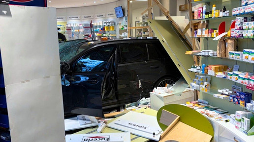 Schäden nachdem ein Auto in die Römer-Apotheke Rosenheim gefahren ist