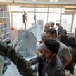 Menschen in einer Apotheke in Teheran holen ihre Medikamente