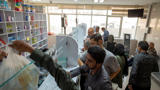 Menschen in einer Apotheke in Teheran holen ihre Medikamente