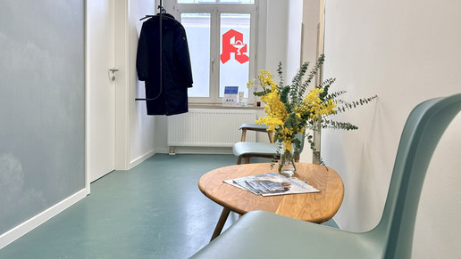 Ein Wartebereich in einer Apotheke.