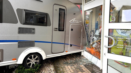 Wohnwagen knallt in Apotheke