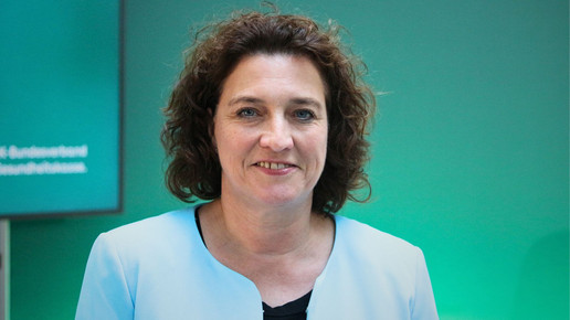 Carola Reimann lächelt