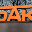 DAK-Logo auf einem Gebäude.
