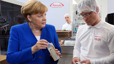Merkel zu Besuch bei Takeda