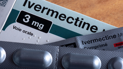 Packung Ivermectin mit Blistern im Vordergrund.