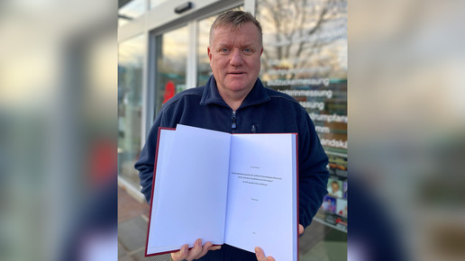 Dr. Claus Pöhlmann mit seiner Promotion vor der Adler-Apotheke