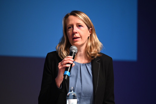Dr. Susanne Ozegowski auf Bühne