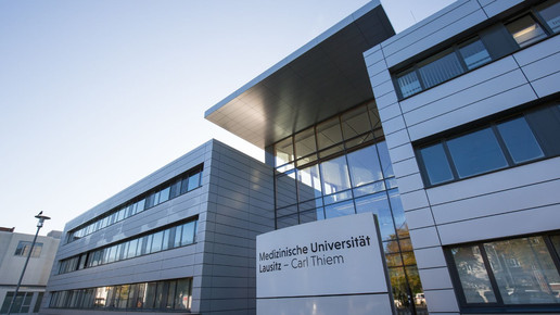 Eingang der Medizinischen Universität Lausitz